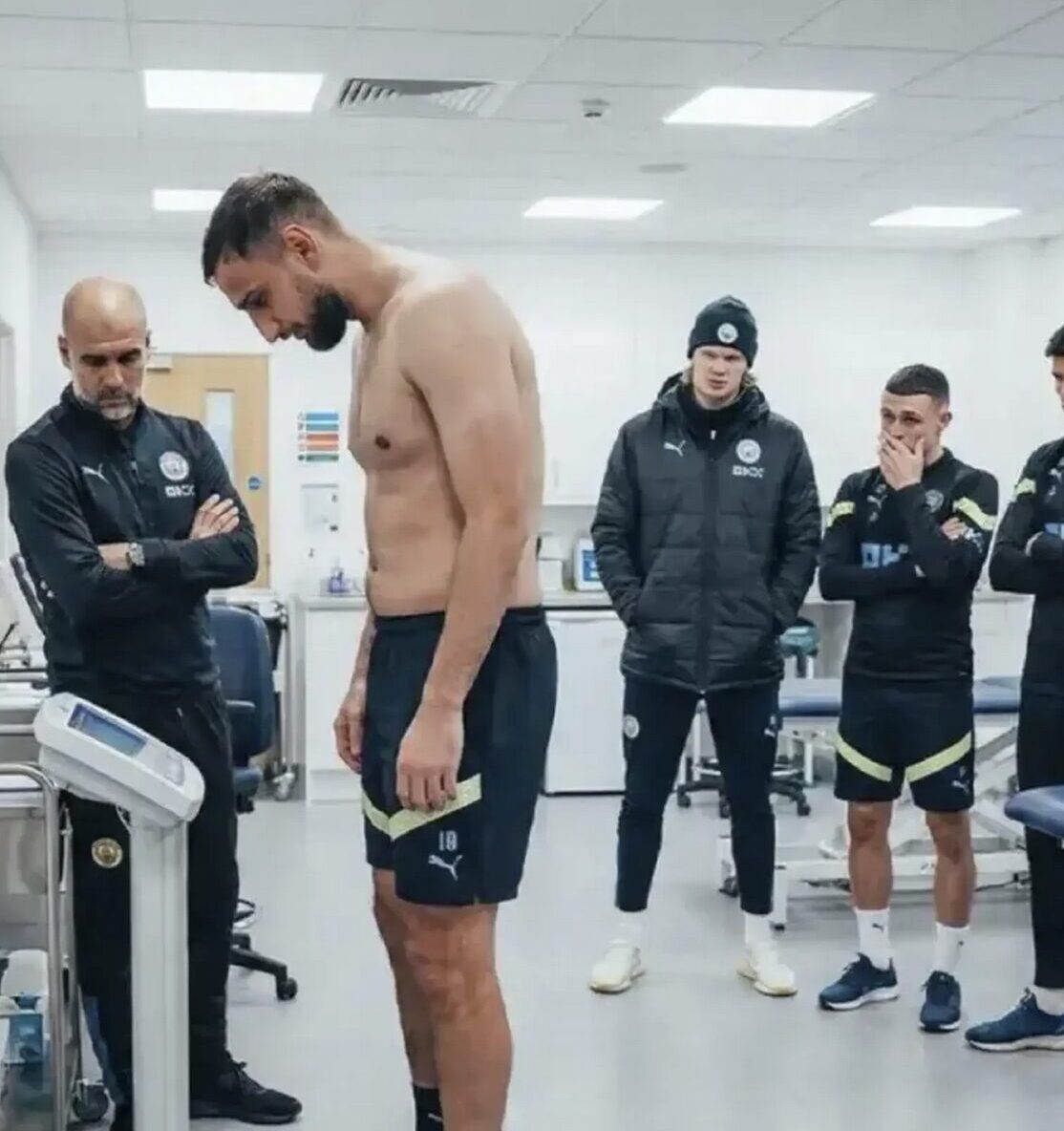 A generated photo of Gianluigi Donnarumma's weigh-in - tribuna.com